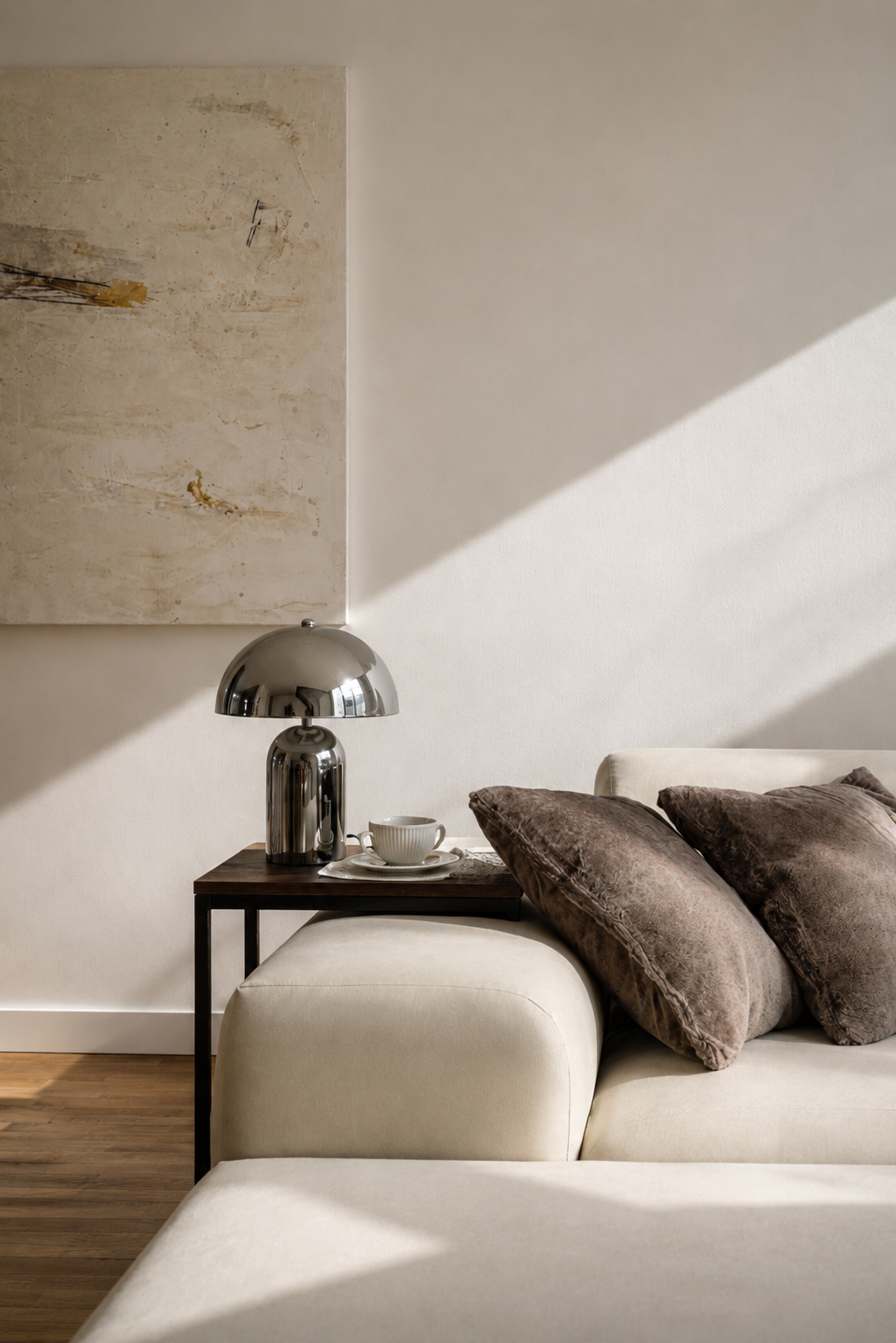 Modernes Loft-Wohnzimmer mit hellem Sofa, rundem Holztisch und Pampasgras
